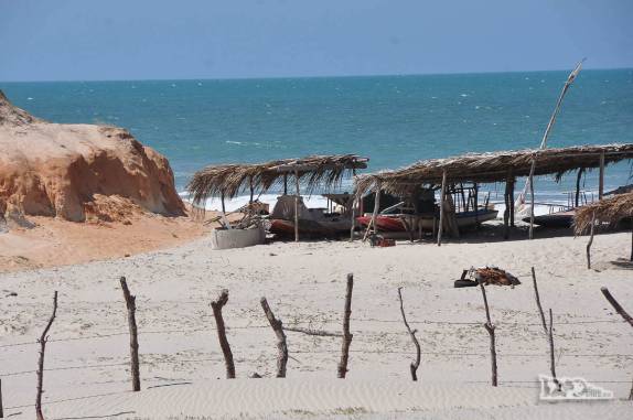 Barcos em suas 'garagens' na praia de Pontal do Maceió, em Fortim, litoral do Ceará